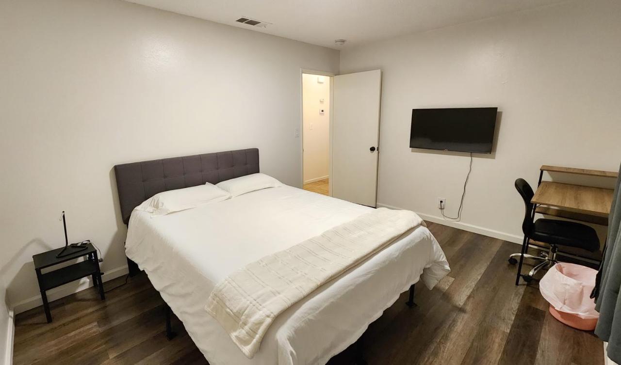 Centrally Located, 4X Queen, 300 Mbps Internet With Backyard! Hemet Dış mekan fotoğraf